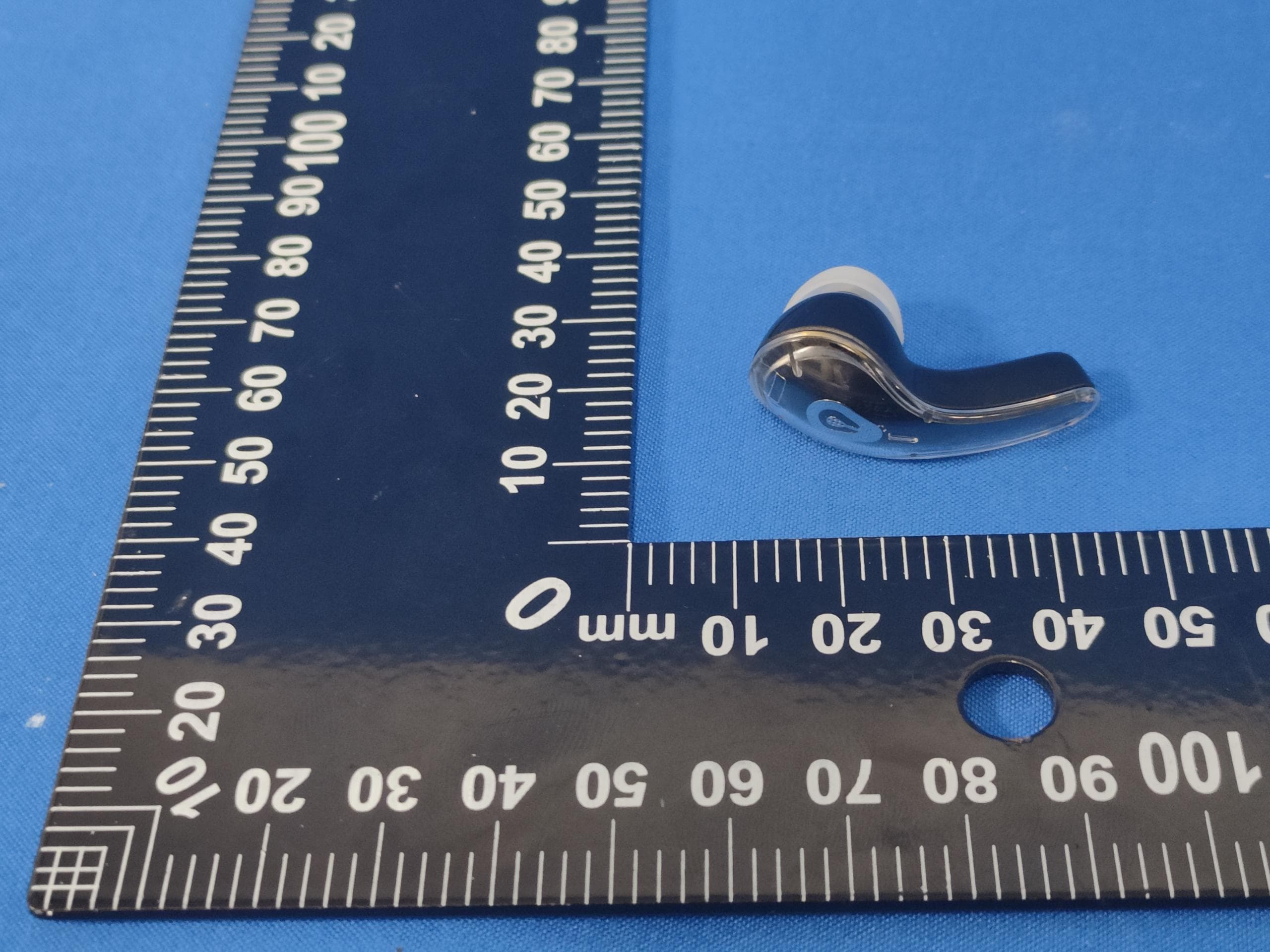 Bluetooth headset - FCC ID 2BHS7-A40 - Shenzhen YunhuixiangTech Co., Ltd (4)