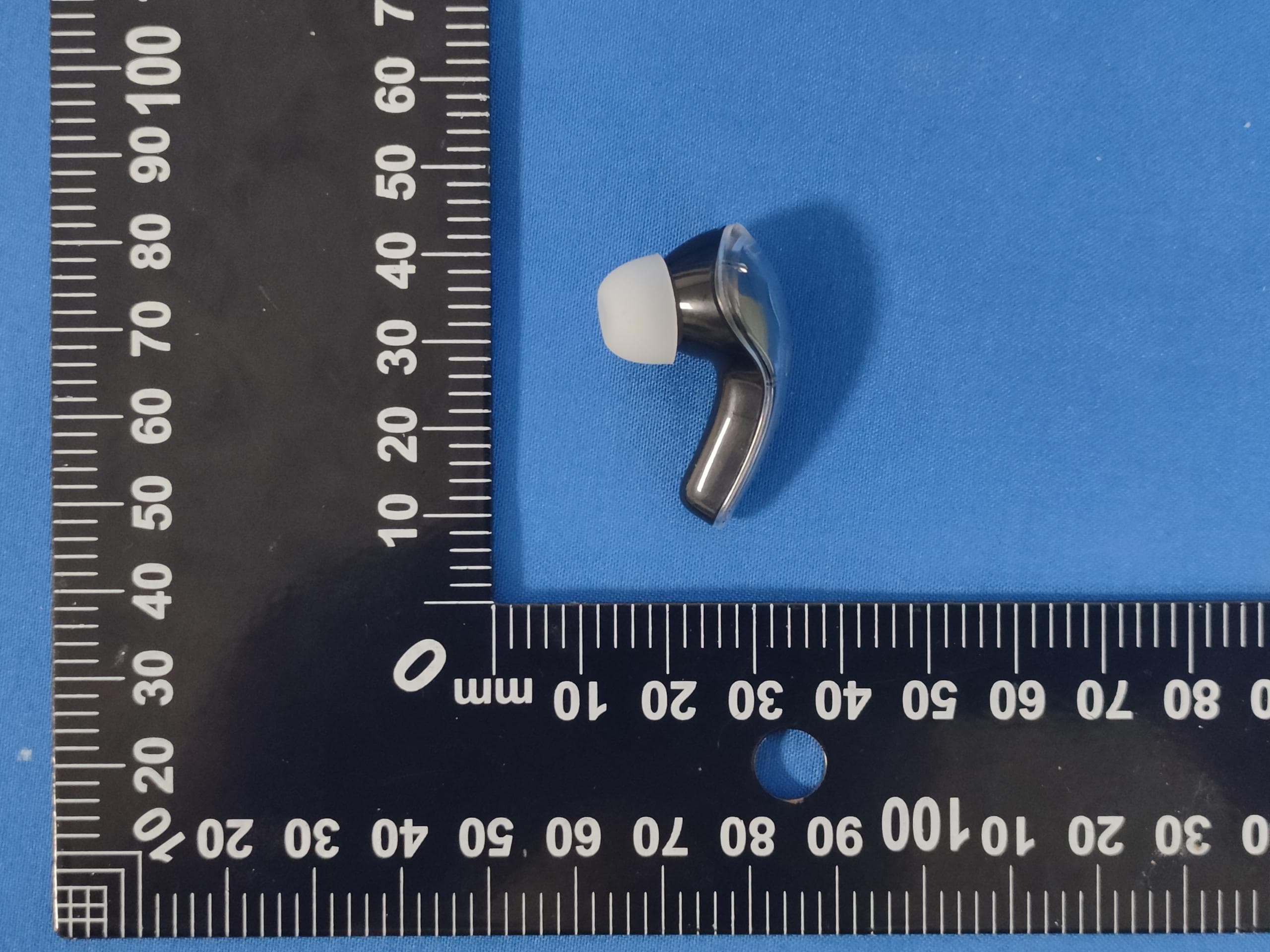 Bluetooth headset - FCC ID 2BHS7-A40 - Shenzhen YunhuixiangTech Co., Ltd (3)