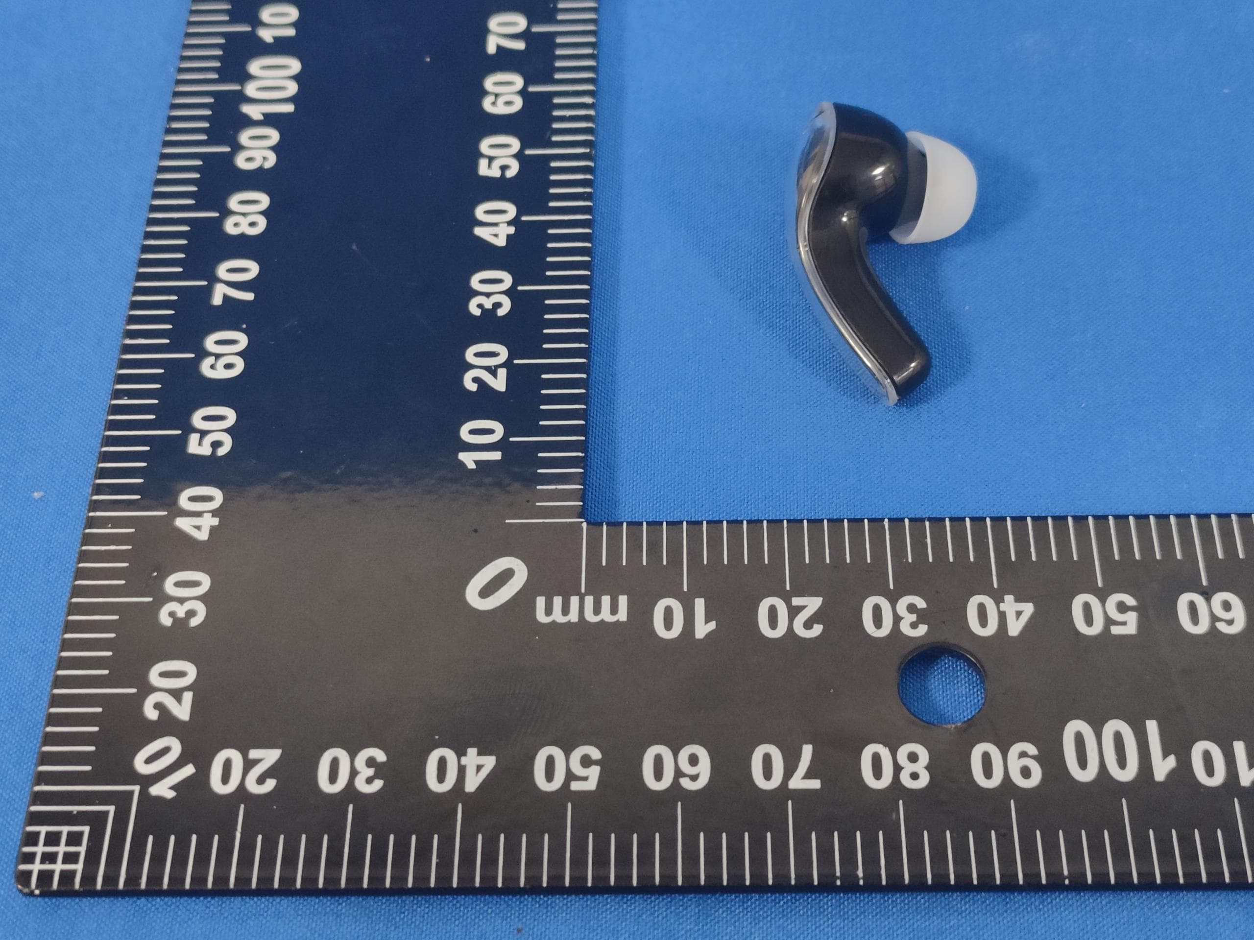 Bluetooth headset - FCC ID 2BHS7-A40 - Shenzhen YunhuixiangTech Co., Ltd (2)
