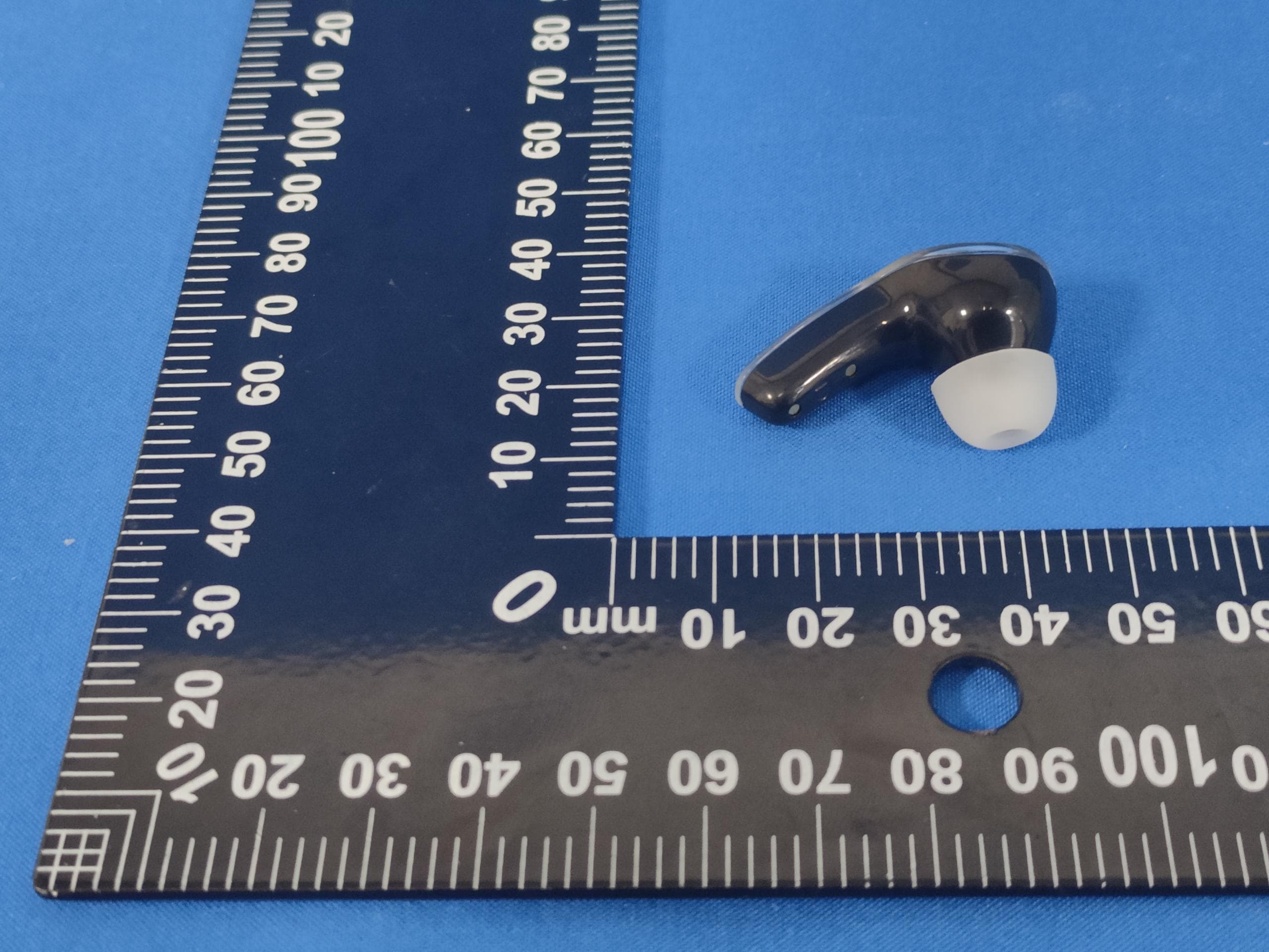 Bluetooth headset - FCC ID 2BHS7-A40 - Shenzhen YunhuixiangTech Co., Ltd (5)