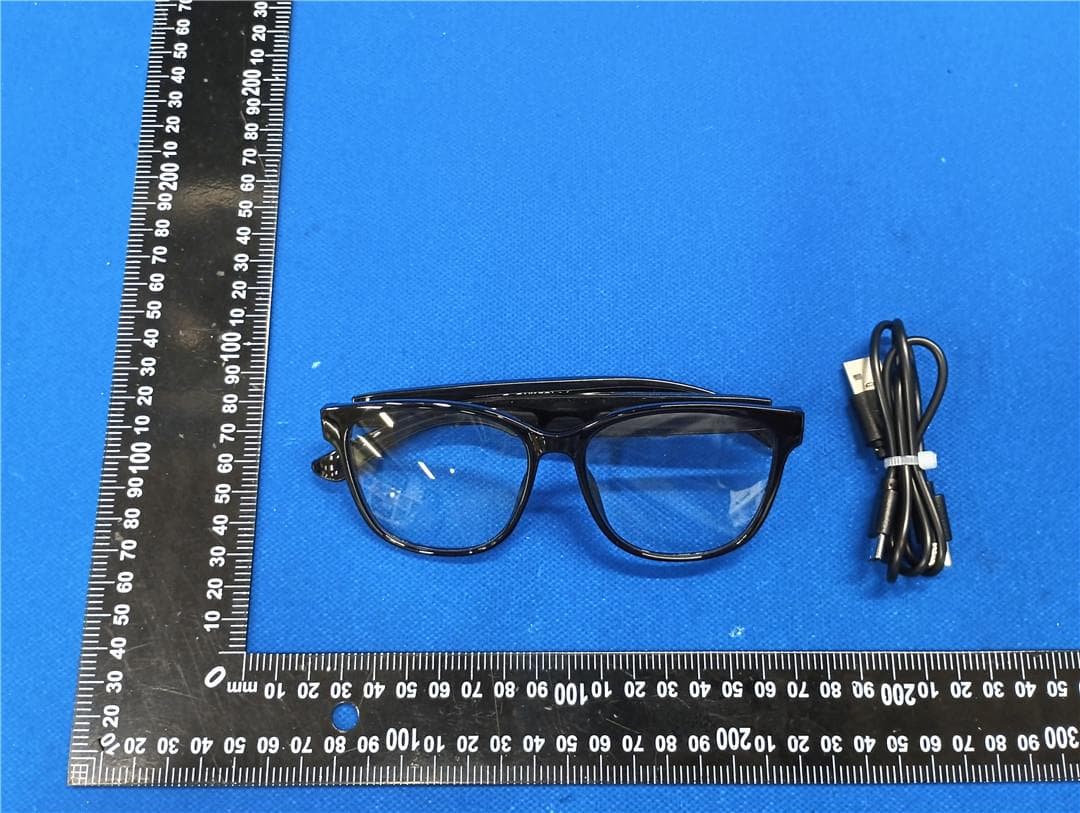 True wireless Bluetooth glasses - FCC ID 2BK8J-S7ULTRA - Shanghai WeihonghangCulture Communication Co., Ltd. (3)
