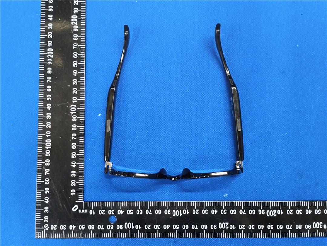 True wireless Bluetooth glasses - FCC ID 2BK8J-S7ULTRA - Shanghai WeihonghangCulture Communication Co., Ltd. (2)