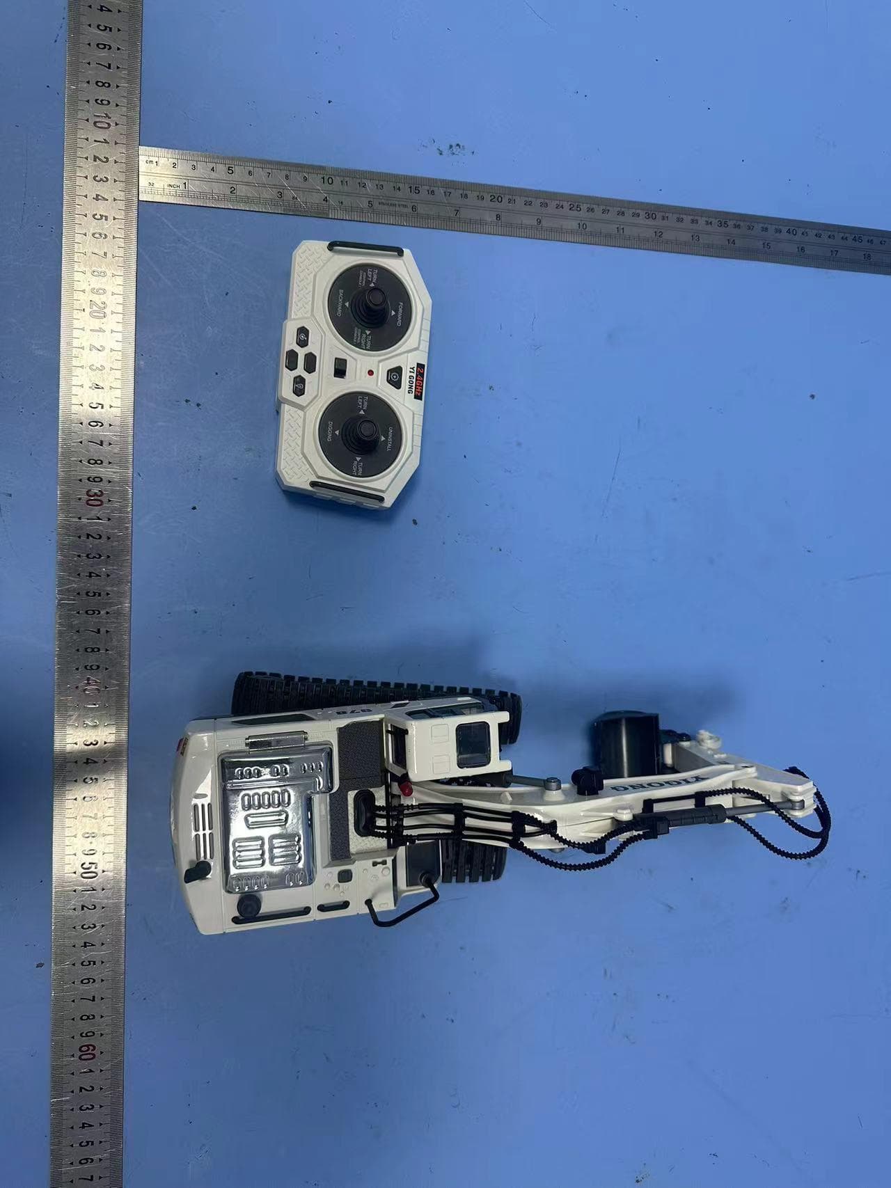 Remote control car - FCC ID 2BKQ4-BC1043 - Leili Technology Industrial (Shantou) Co., Ltd.
