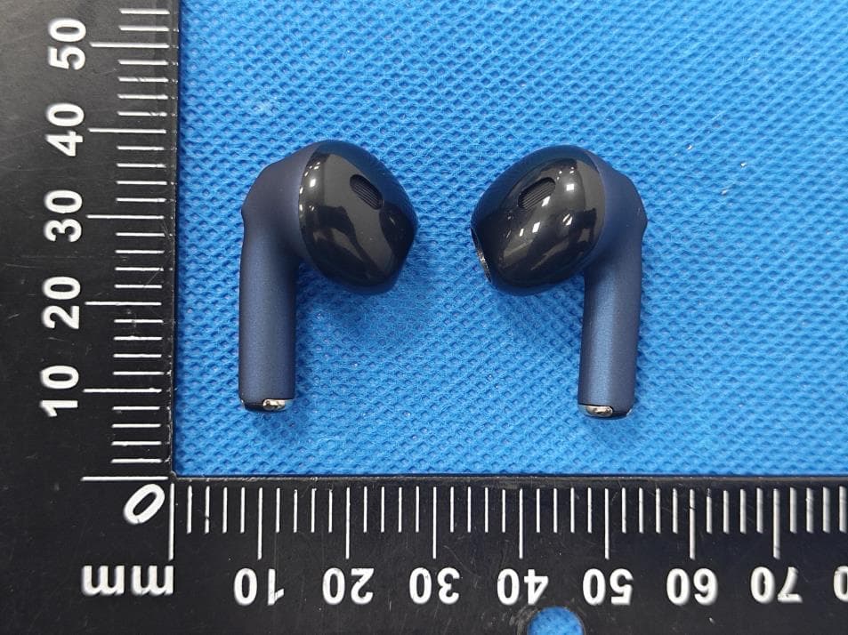 True Wireless Earphones - FCC ID 2BL52-ABW07 - Three steps group (2)