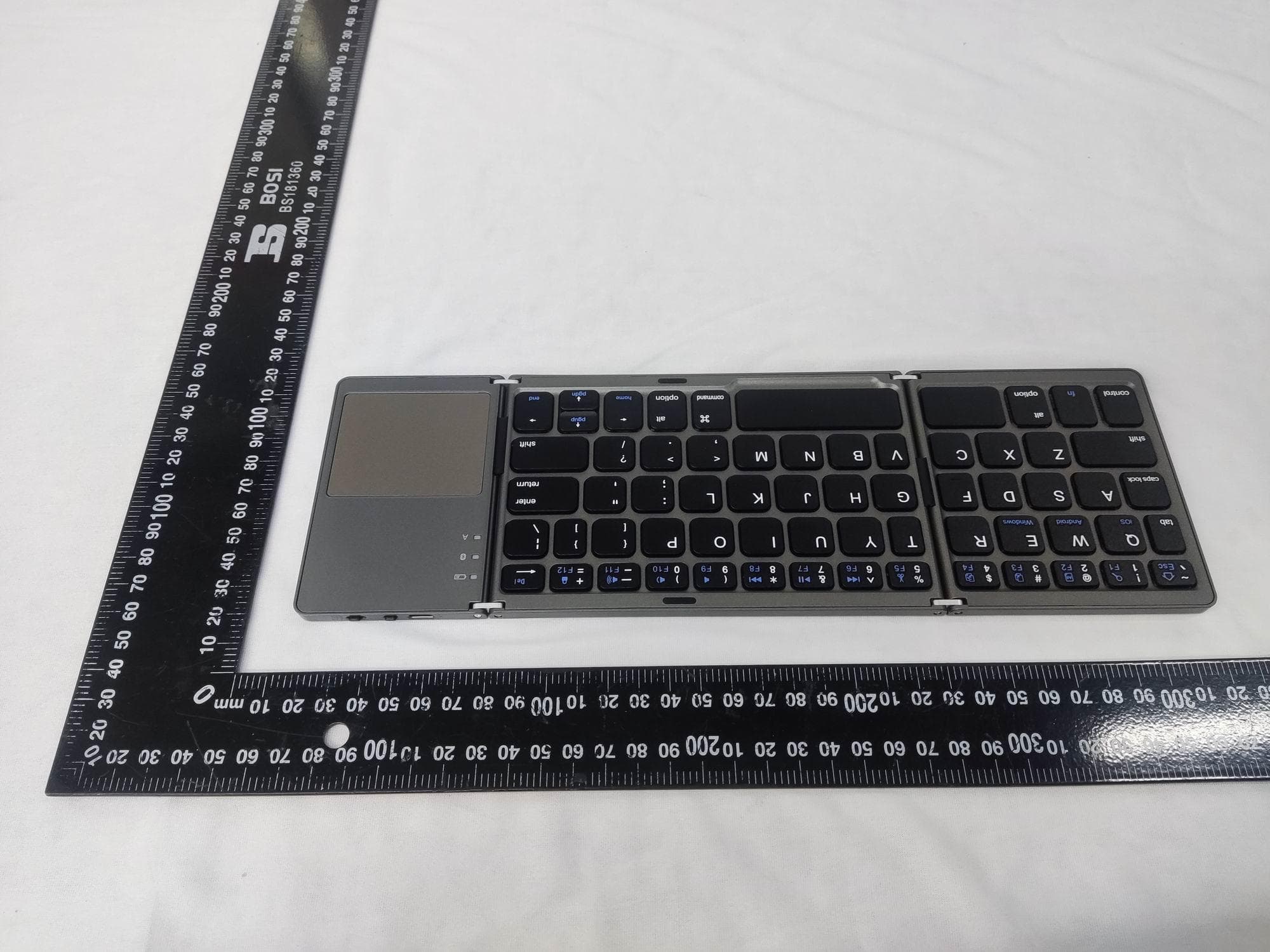 Folding Bluetooth keyboard with touchpad - FCC ID 2BLHY-B033 - Huazhoushiguannanshangmao Co., Ltd. (3)