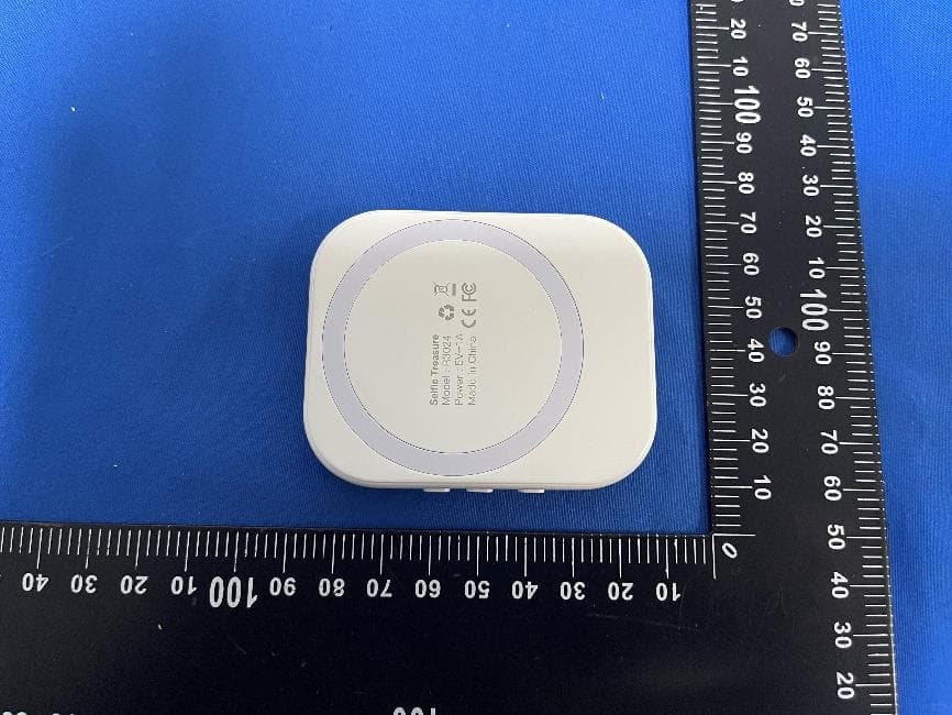 Selfie Screen Mirroring Adapter - FCC ID 2BLJ7-R3024 - Zhuhai Chaohai Technology Co., Ltd (3)