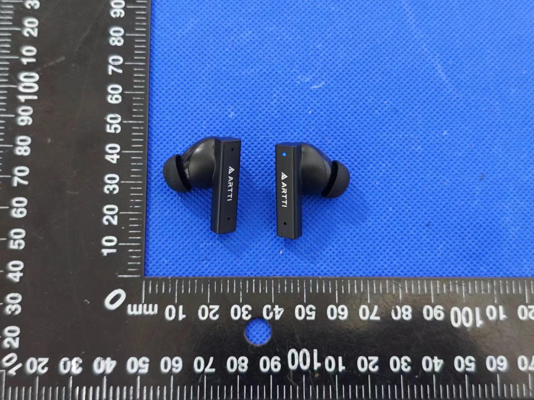 Wireless Bluetooth Earphone - FCC ID 2BLKF-AR03 - Shenzhen Fujing Electronics Co., Ltd (4)