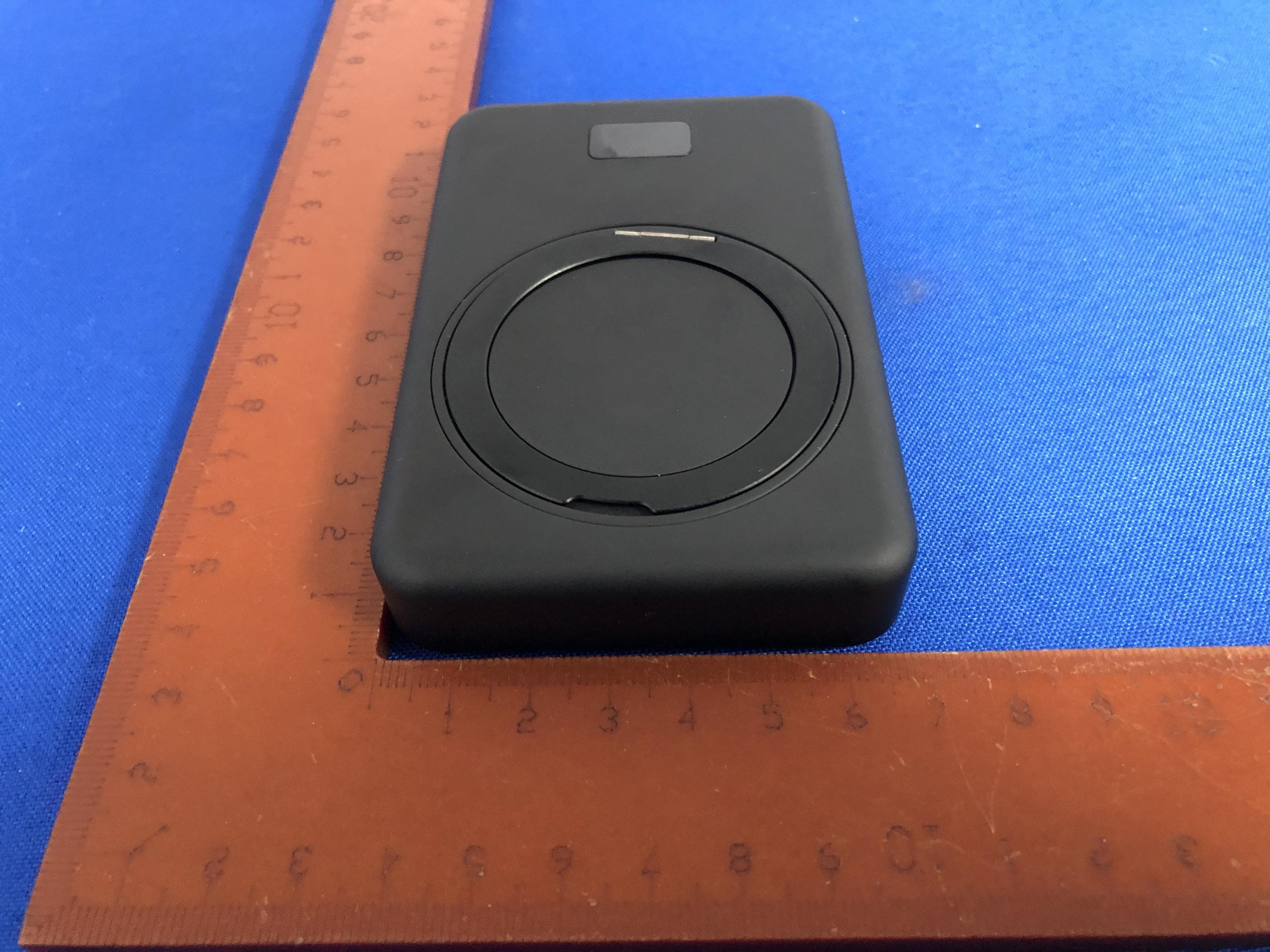 Solid-State Wireless Power Bank with Foldable Stand - FCC ID 2BOW7-S102 - Guangzhou SICI Technical Co.,LTD (4)