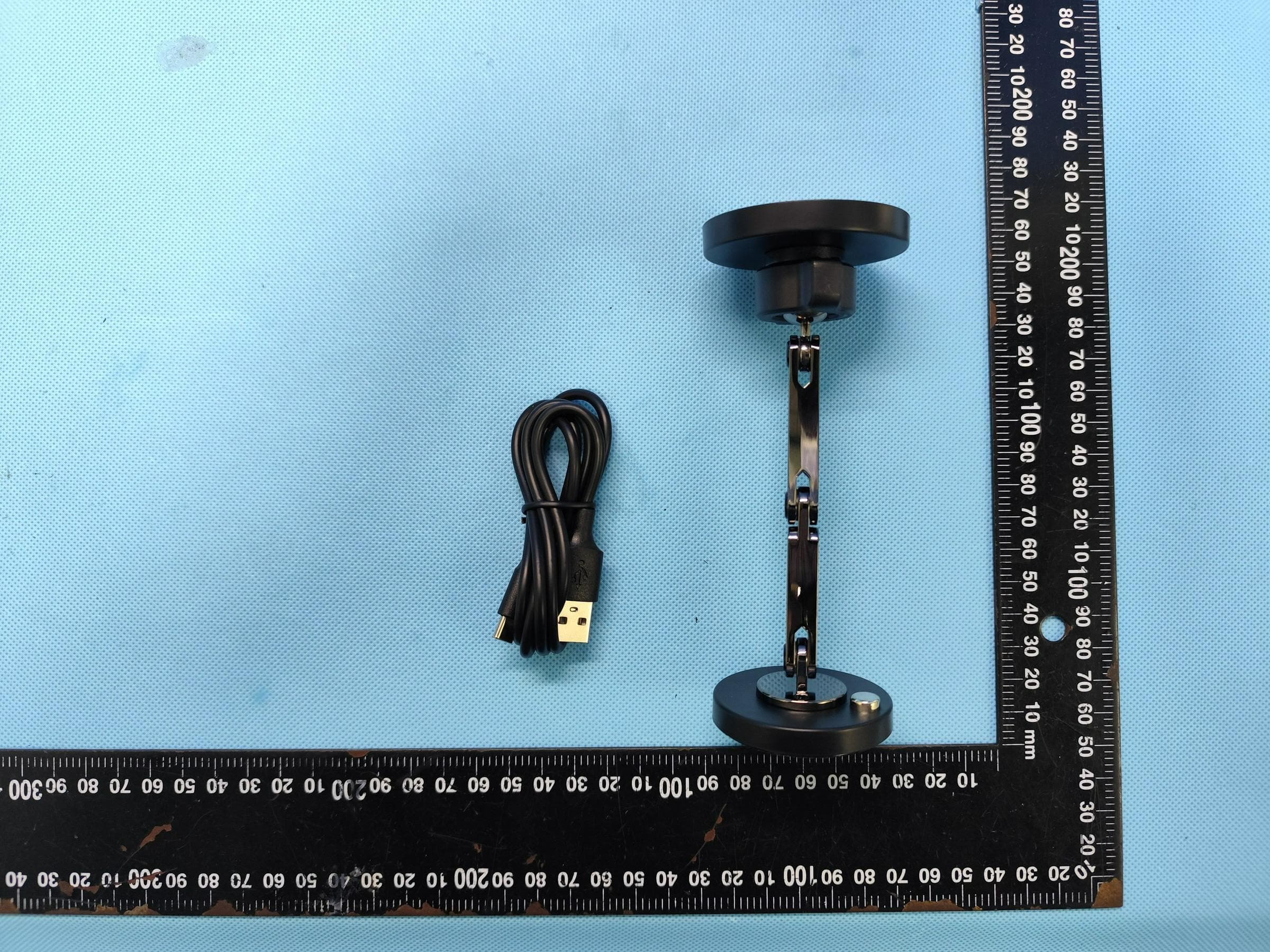 car mount, wireless car charger - FCC ID 2BR7N-QH-AKD111 - Dongguan Ai Kad Electronic Technology Co.,Ltd