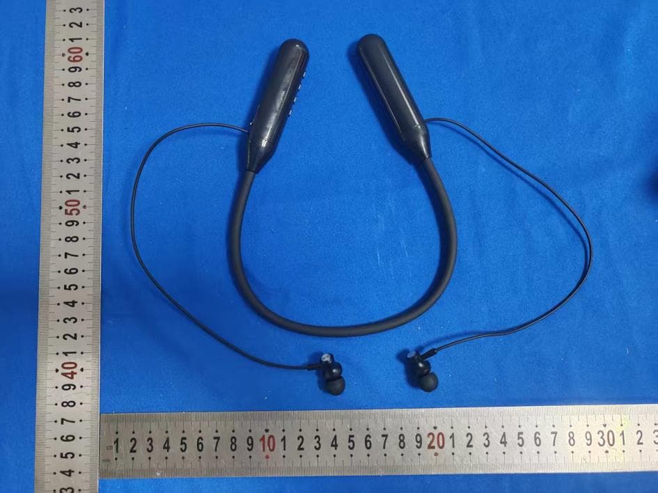 Wireless headphones - FCC ID 2BRVY-BT8 - Guangzhou Xintan Trading Co., Ltd (2)