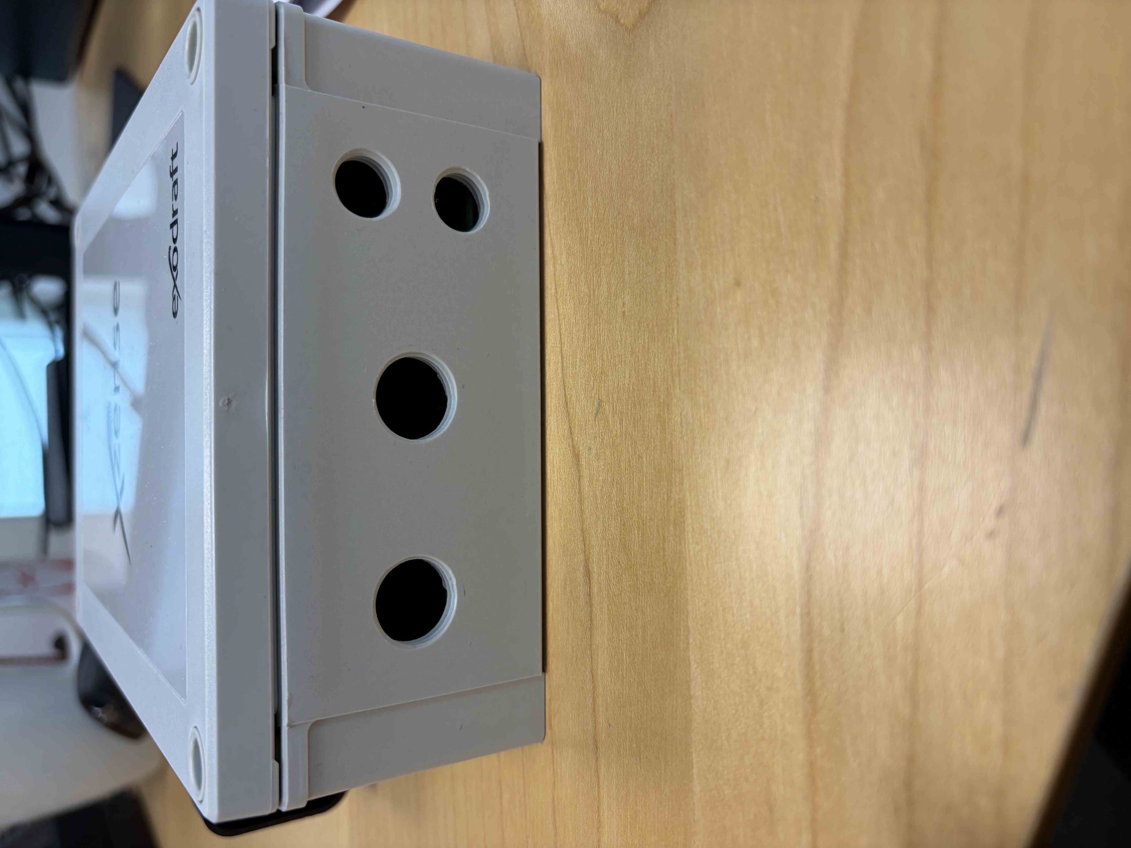The product is the Xzense Power Unit, which receives control commands wirelessly from an associated Xzense Display Unit, either directly or via the Xzense Repeater, and regulates the chimney fan for fireplaces, stoves, and solid fuel boilers accordingly - FCC ID 2BRZZ-6220001PU - Exodraft A/S (2)