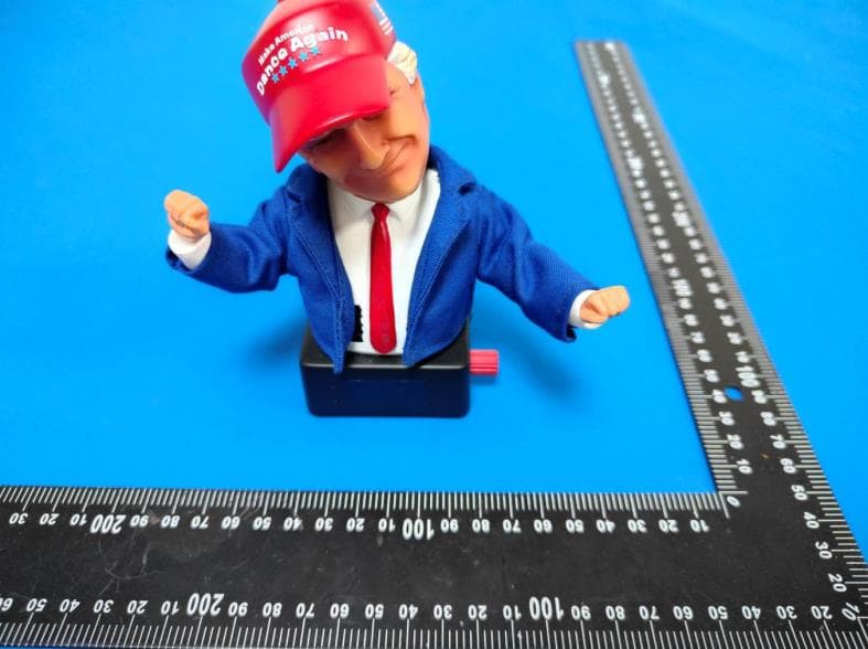 Electronic bobblehead figure - FCC ID 2BSRQ-LM-018 - Shenzhen LM Technology Co., Ltd. (2)