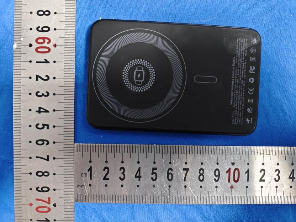 Wireless power bank - FCC ID 2BSWIF20S - Dongguan Huachuangwei Electronic Technology Co., Ltd.