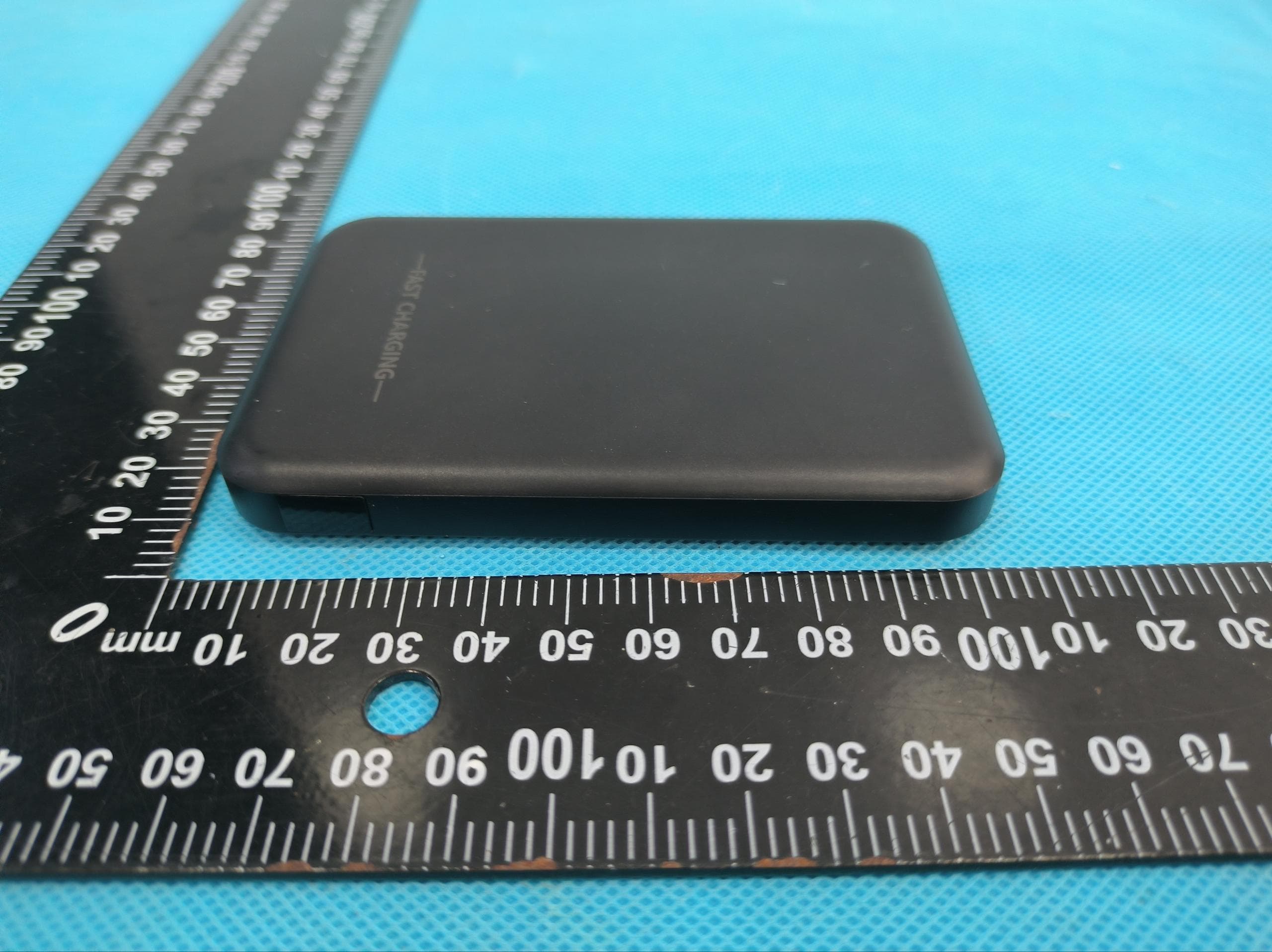 Portable power bank - FCC ID 2BSYV-W7 - Zhengzhou Yeming Trading Co., Ltd. (2)