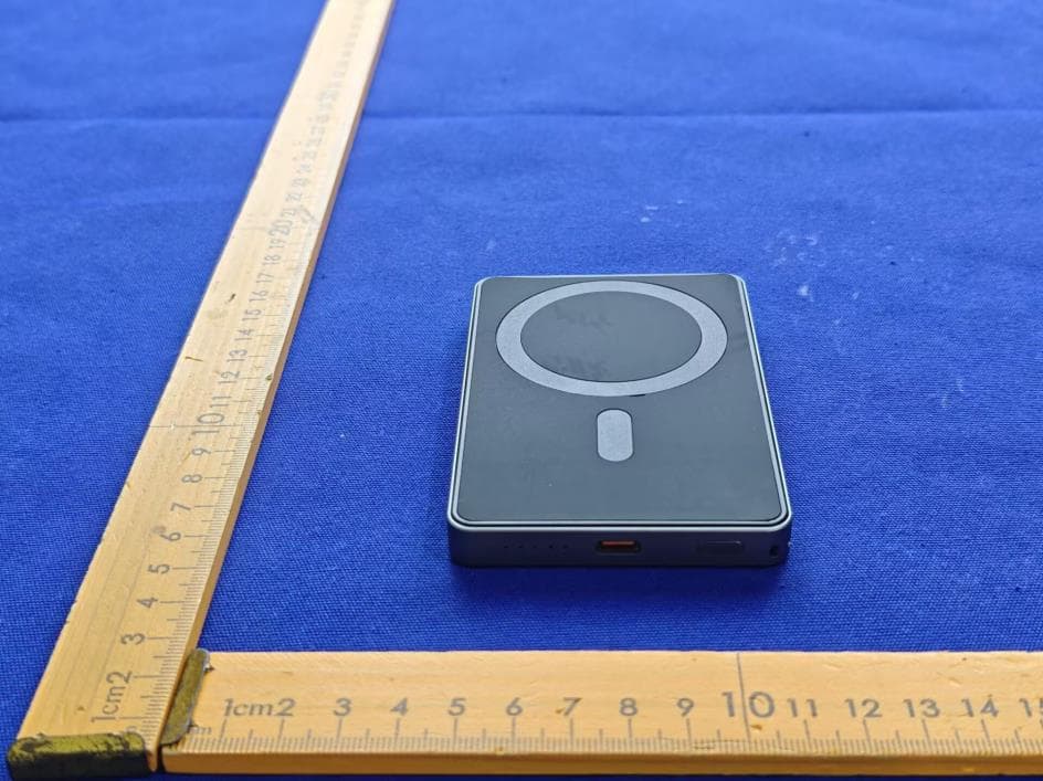 Magnetic-Attachment Portable Power Bank - FCC ID 2BU8Q-ENERGYA - Shenzhen Dark Energy Power Co., Ltd. (3)