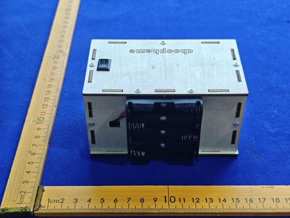 MAGNETIC PORTABLE POWER BANK - FCC ID 2BUHK-YYI-888 - Guangzhou Yuanyi E-commerce Co., LTD (4)