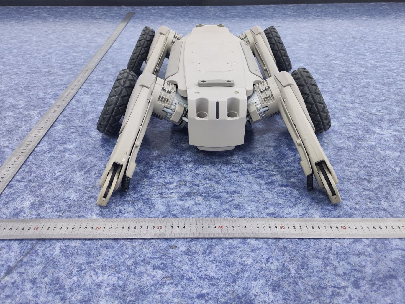 Quadruped Robot - FCC ID 2BVPE-L1L1W - Zhishen Xinchuang (Suzhou) Intelligent Technology Co., Ltd. (2)