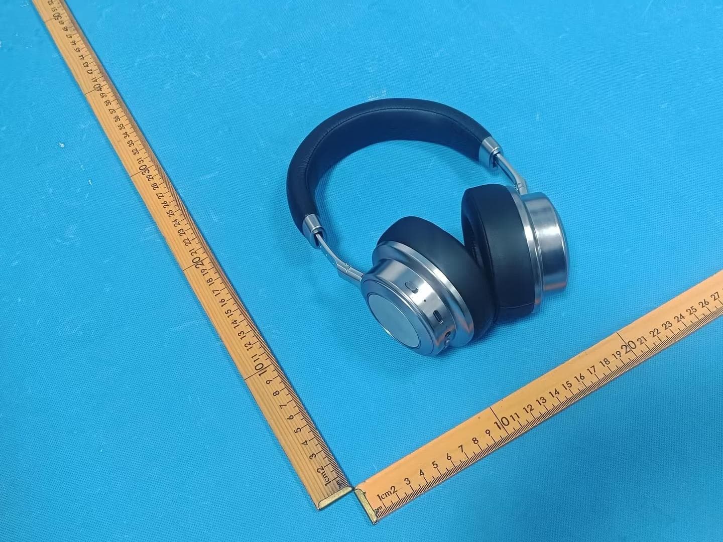 Wireless headphone - FCC ID 2BVZ7-3304480 - RADIOSHACK WORDLWIDE CORP.