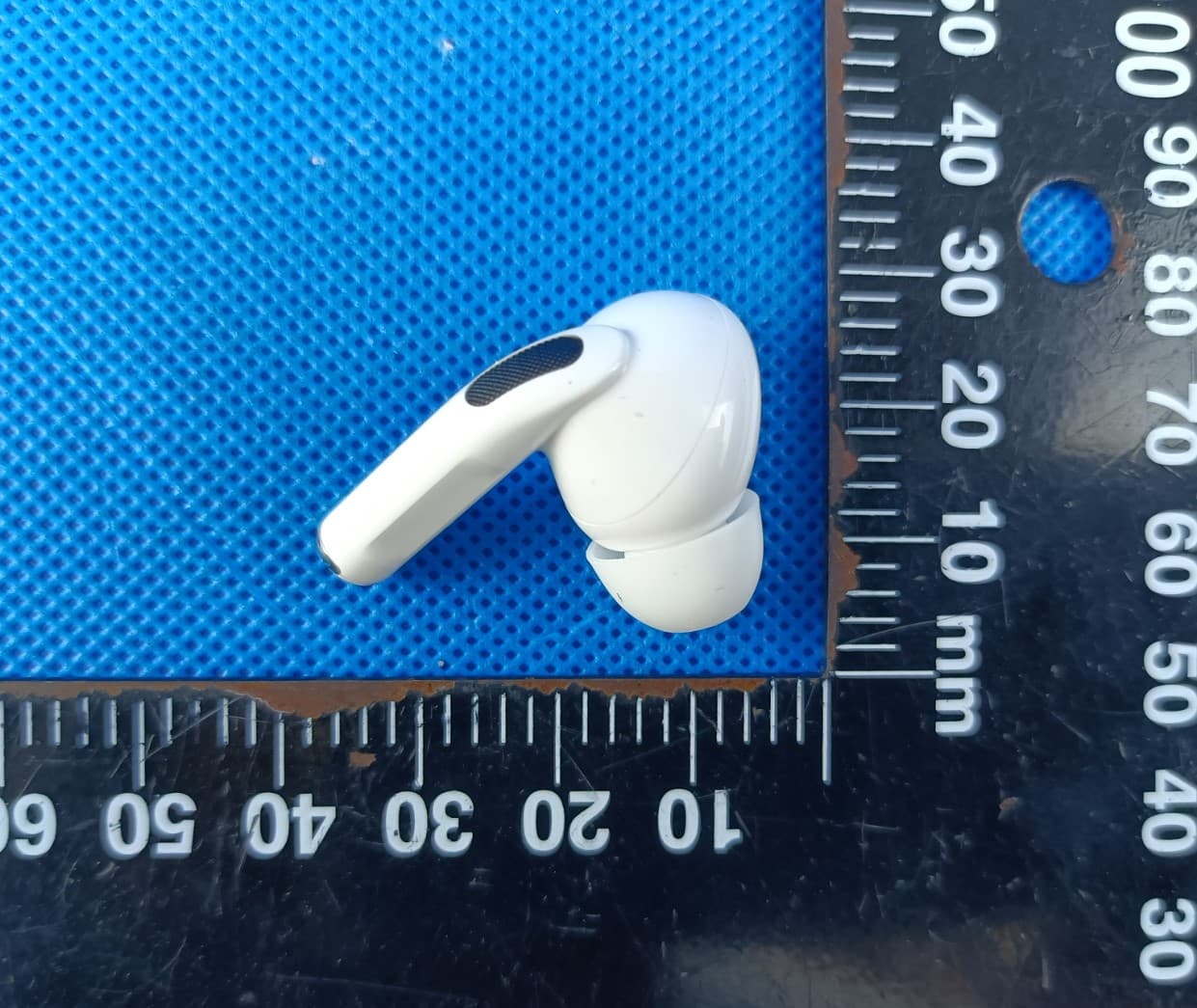 Bluetooth earphones - FCC ID 2BWIH-A7PRO - Shenzhen Xinlixin Electronics Co., Ltd. (5)