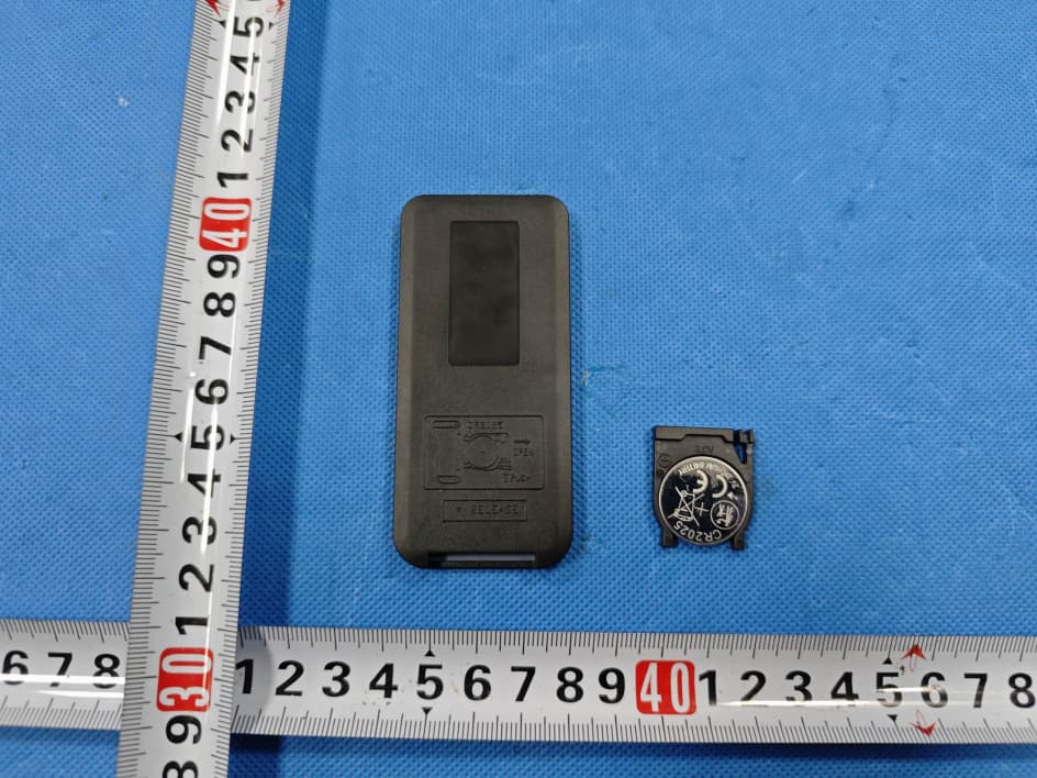 remote control - FCC ID 2BWKC-081-1 - Linhai Yixin Photoelectric Technology Co.,Ltd (3)