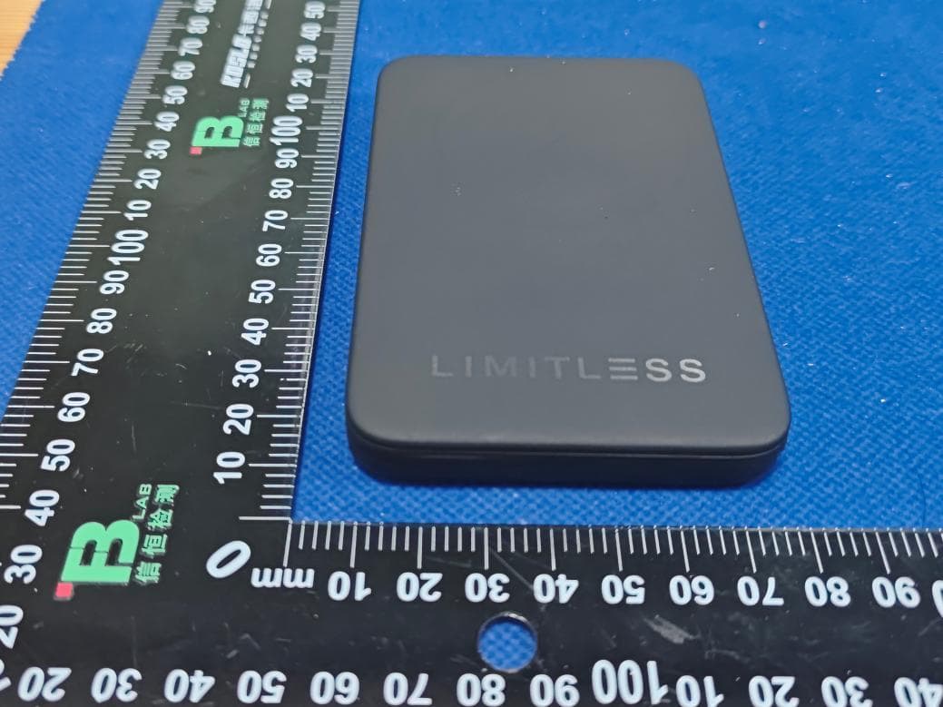 Limitless Ultra Slim 5,000mAh Magnetic Wireless Power Bank - FCC ID 2BWLC-LIM-5KMSPB - LIMITLESS INNOVATIONS, INC. (3)