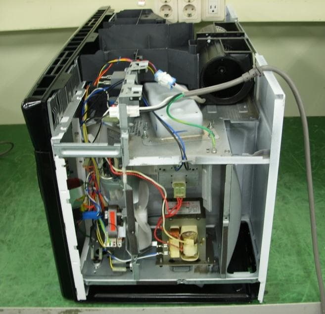 Microwave Oven - FCC ID A3LOTR18LC - Samsung Electronics Co Ltd (1)
