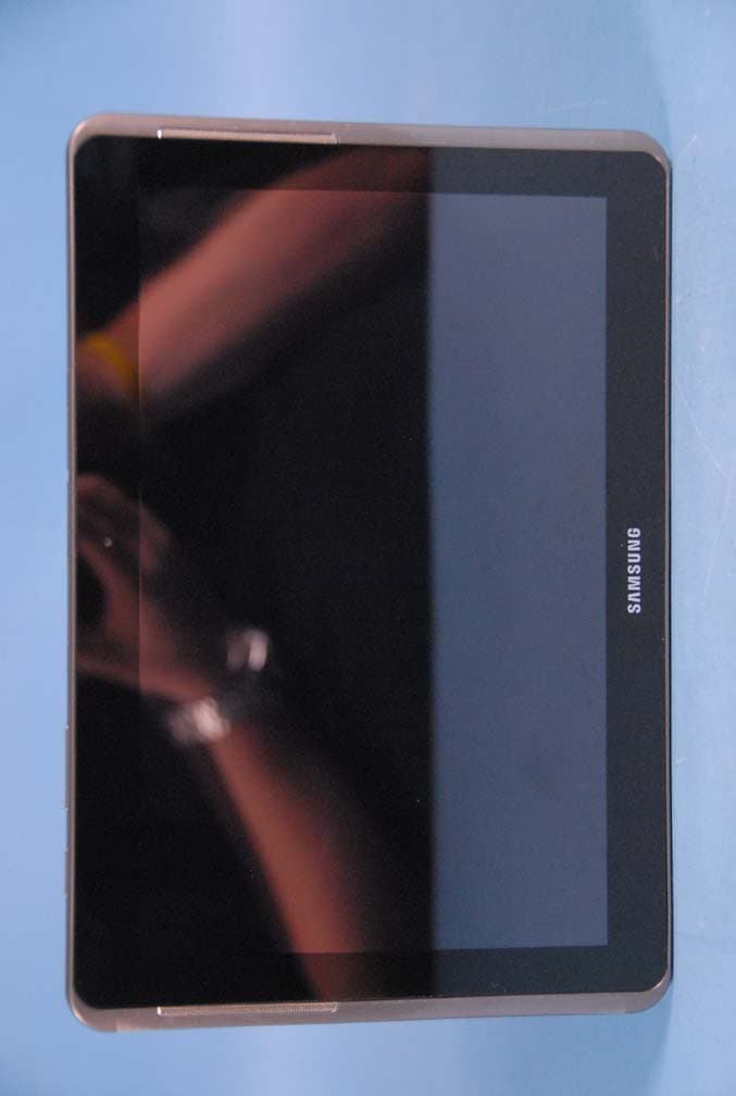 Portable Tablet Computer with Multi-Band CDMA, LTE, WLAN and Bluetooth - FCC ID A3LSCHI915 - Samsung Electronics Co Ltd (1)