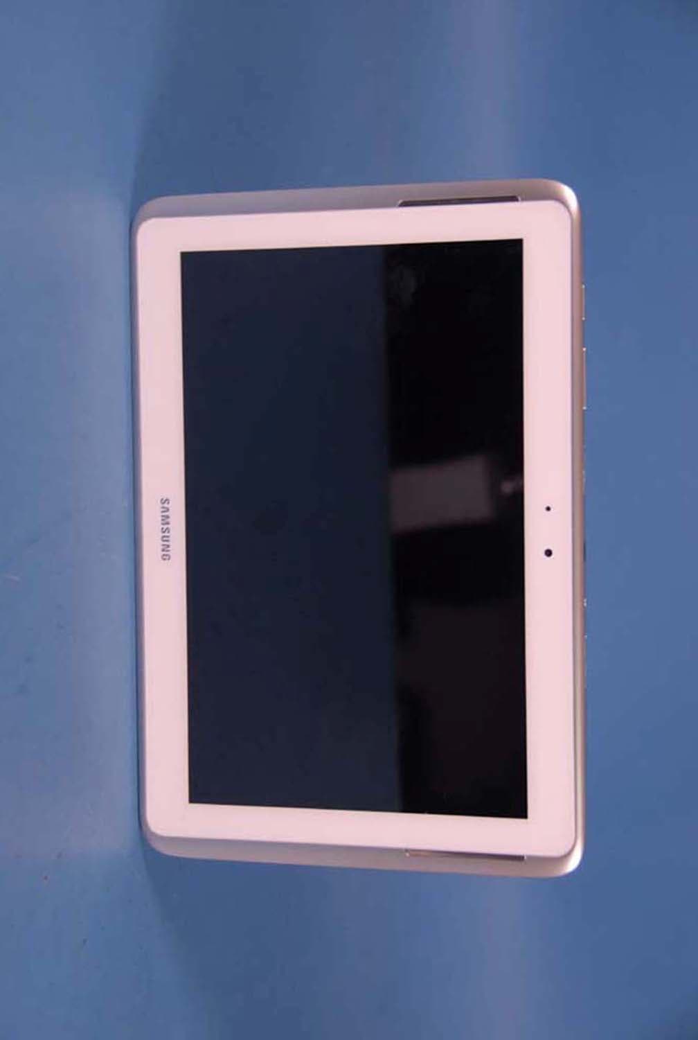 Portable Tablet Computer with Multi-band CDMA/WCDMA/GSM/EDGE/LTE, WLAN and Bluetooth - FCC ID A3LSCHI925 - Samsung Electronics Co Ltd (3)
