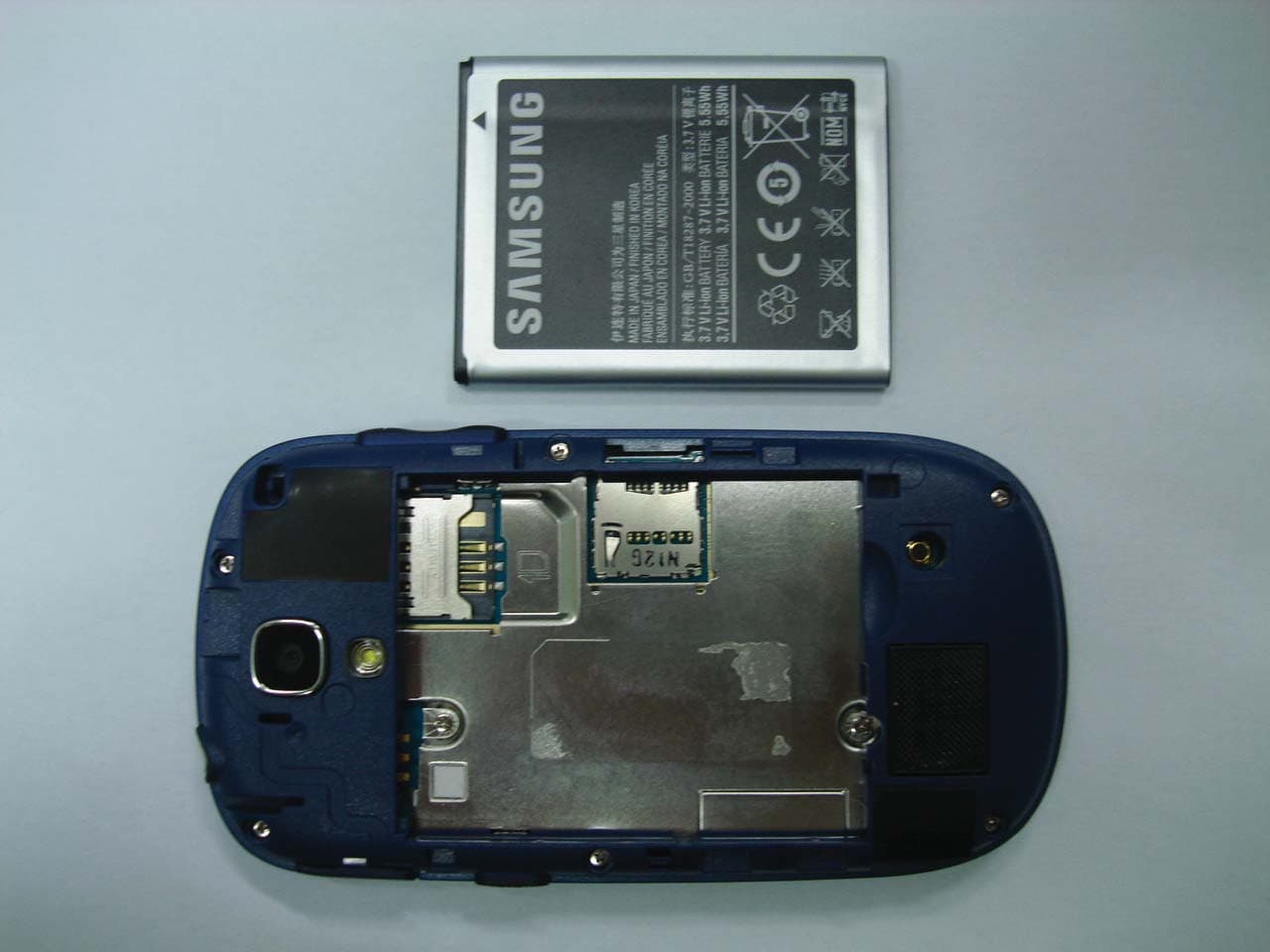 Cellular/PCS GSM/EDGE and AWS/PCS WCDMA Phone with WLAN and Bluetooth - FCC ID A3LSGHT589 - Samsung Electronics Co Ltd (3)