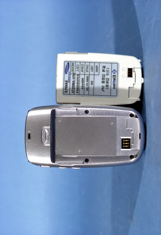 Tri-Mode Dual-Band Analog/ PCS Phone (AMPS/CDMA) - FCC ID A3LSPHA880 - Samsung Electronics Co Ltd (1)