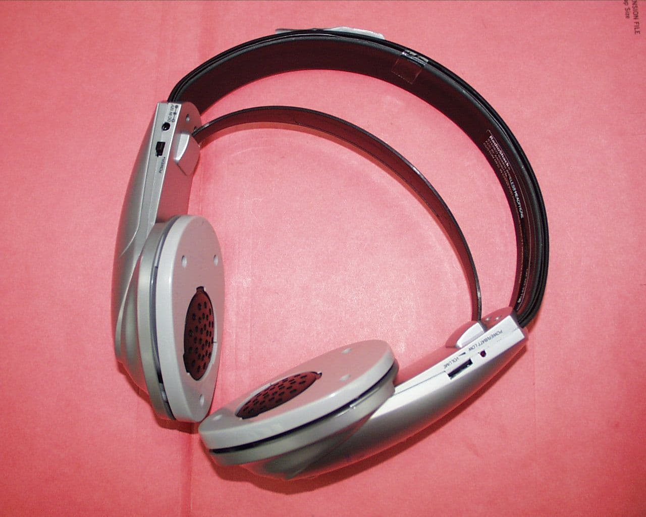900 MHz Receiver of Wireless Headphone - FCC ID AAO3301196 - RadioShack Corporation