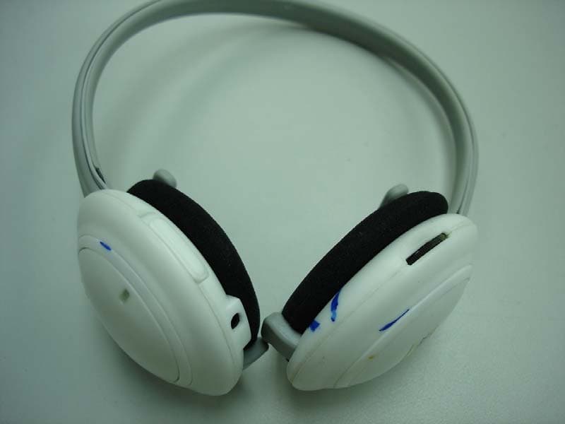 2.4GHz FHSS Wireless Headphone (Headphone) - FCC ID AAO3301253R - RadioShack Corporation (4)