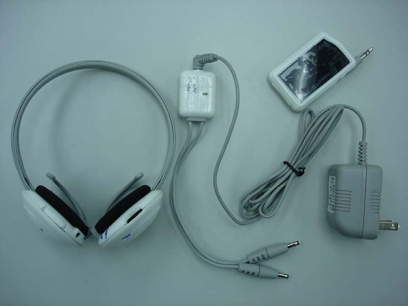 2.4GHz FHSS Wireless Headphone (Headphone) - FCC ID AAO3301253R - RadioShack Corporation (2)