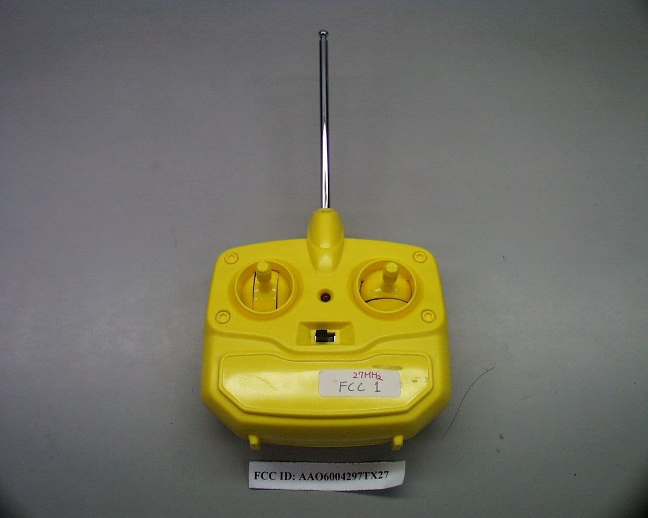 Remote controlled toy - FCC ID AAO6004297TX27 - RadioShack Corporation