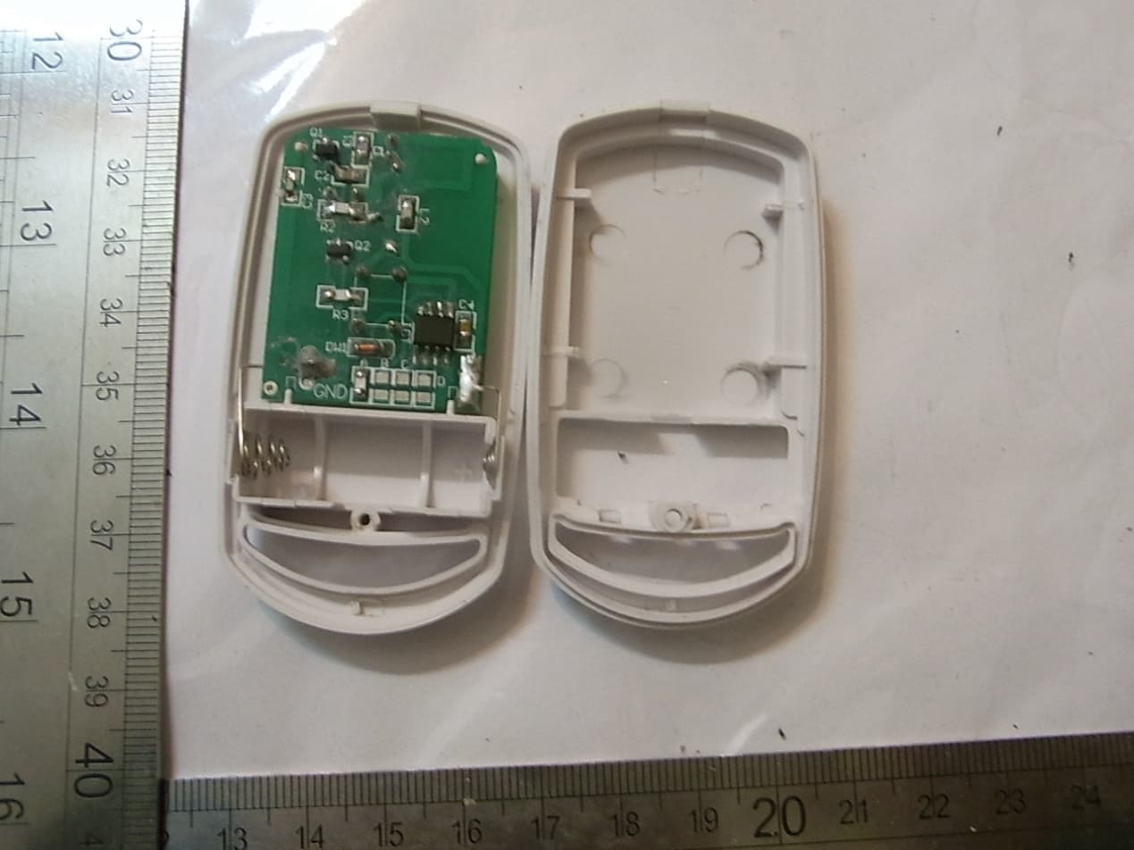 RF Transmitter (Key Chain) - FCC ID AG2AA-002 - Aaron & Andrew Design Inc
