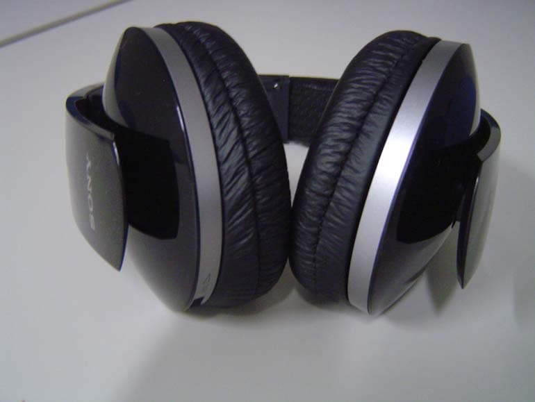 Wireless stereo headphones - FCC ID AK8MDRRF6500 - Sony Group Corporation (1)