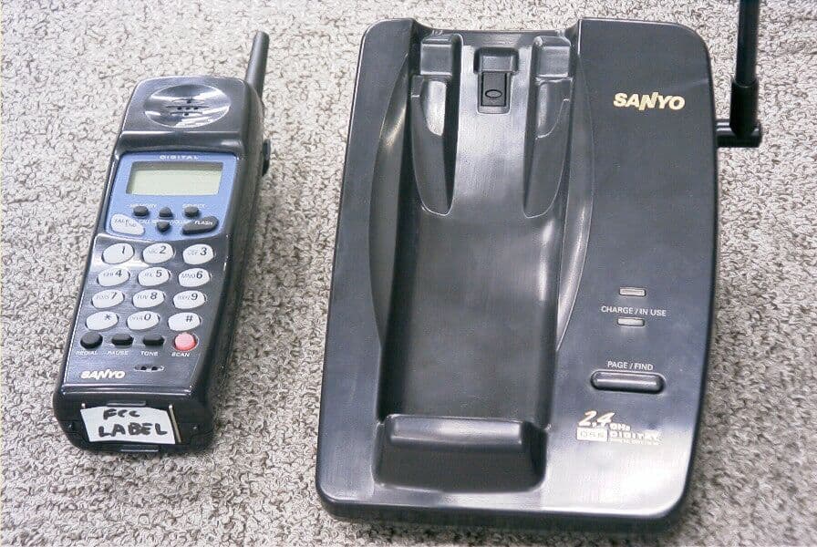 2.4 GHz Spread Spectrum Cordless Telephone - FCC ID AMWUC702 - Uniden America Corporation