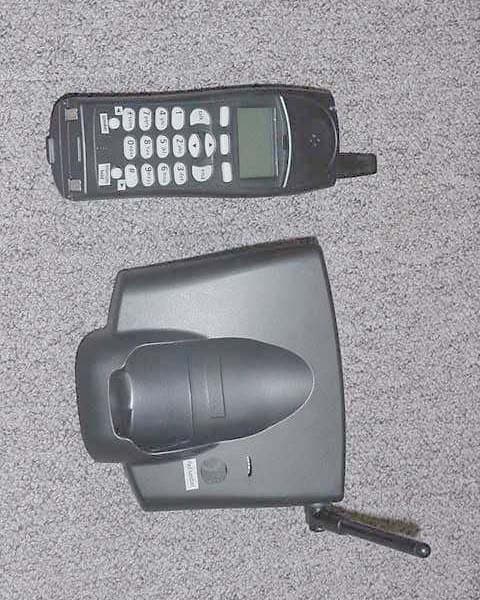 2.4GHz FHSS Cordless Phone w/ Belt-Clip - FCC ID AMWUP300 - Uniden America Corporation (1)
