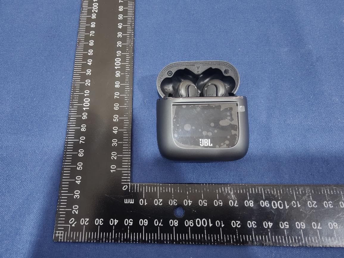 CHARGING CASE (FOR BLUETOOTH HEADSET) - FCC ID APITOURPRO2C - Harman International Industries, Inc (2)
