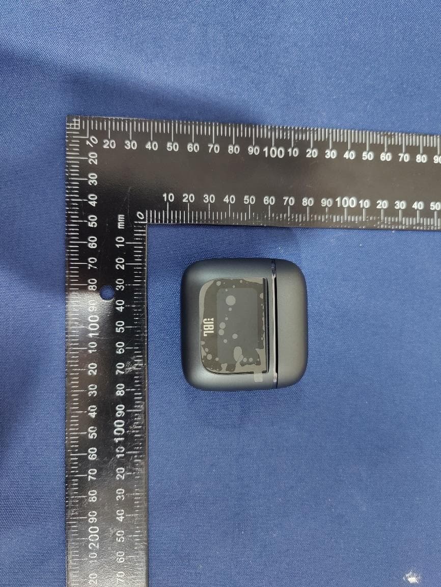 CHARGING CASE (FOR BLUETOOTH HEADSET) - FCC ID APITOURPRO2C - Harman International Industries, Inc (3)