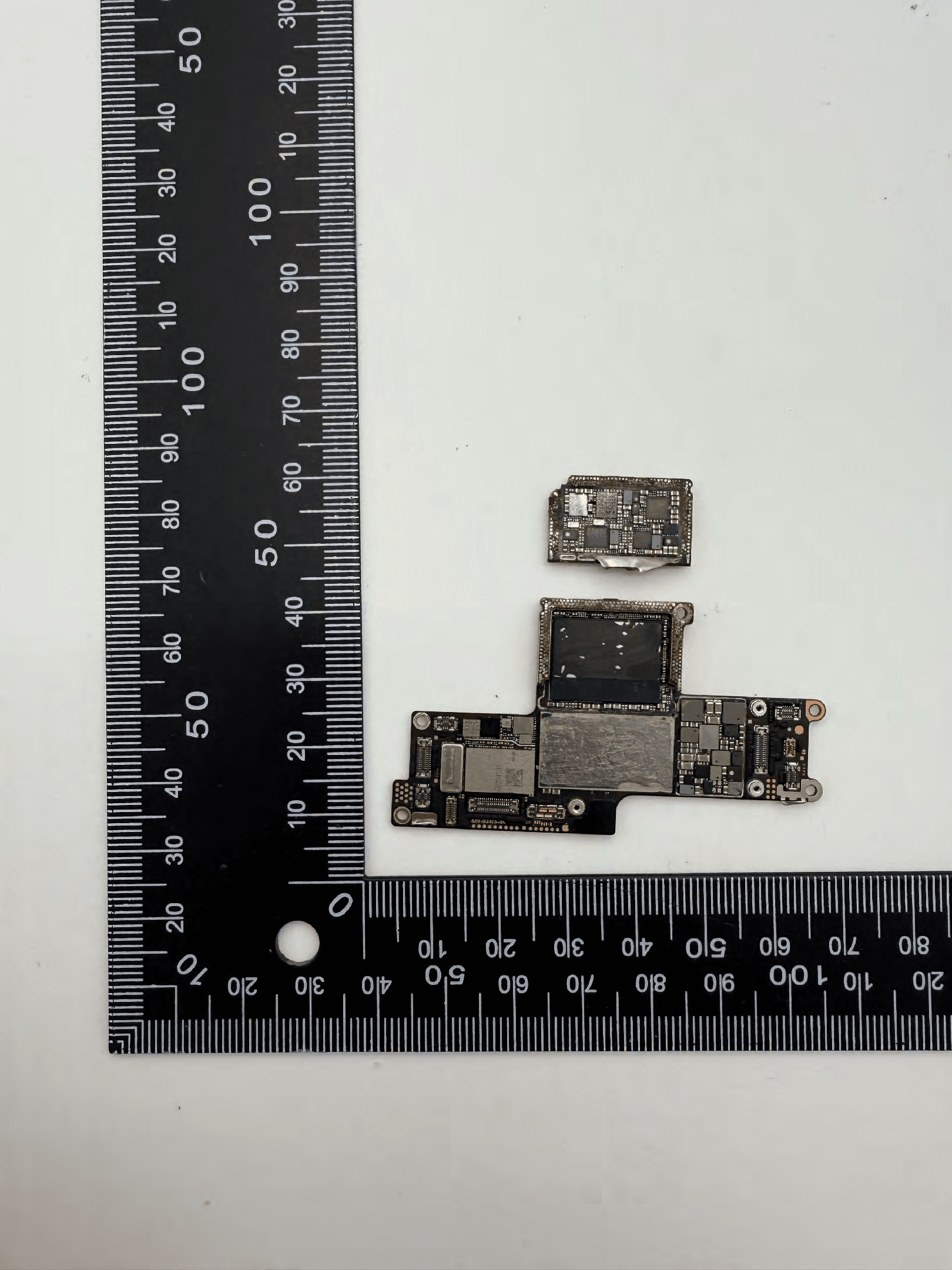 Smartphone - FCC ID BCG-E8948A - Apple Inc. (3)