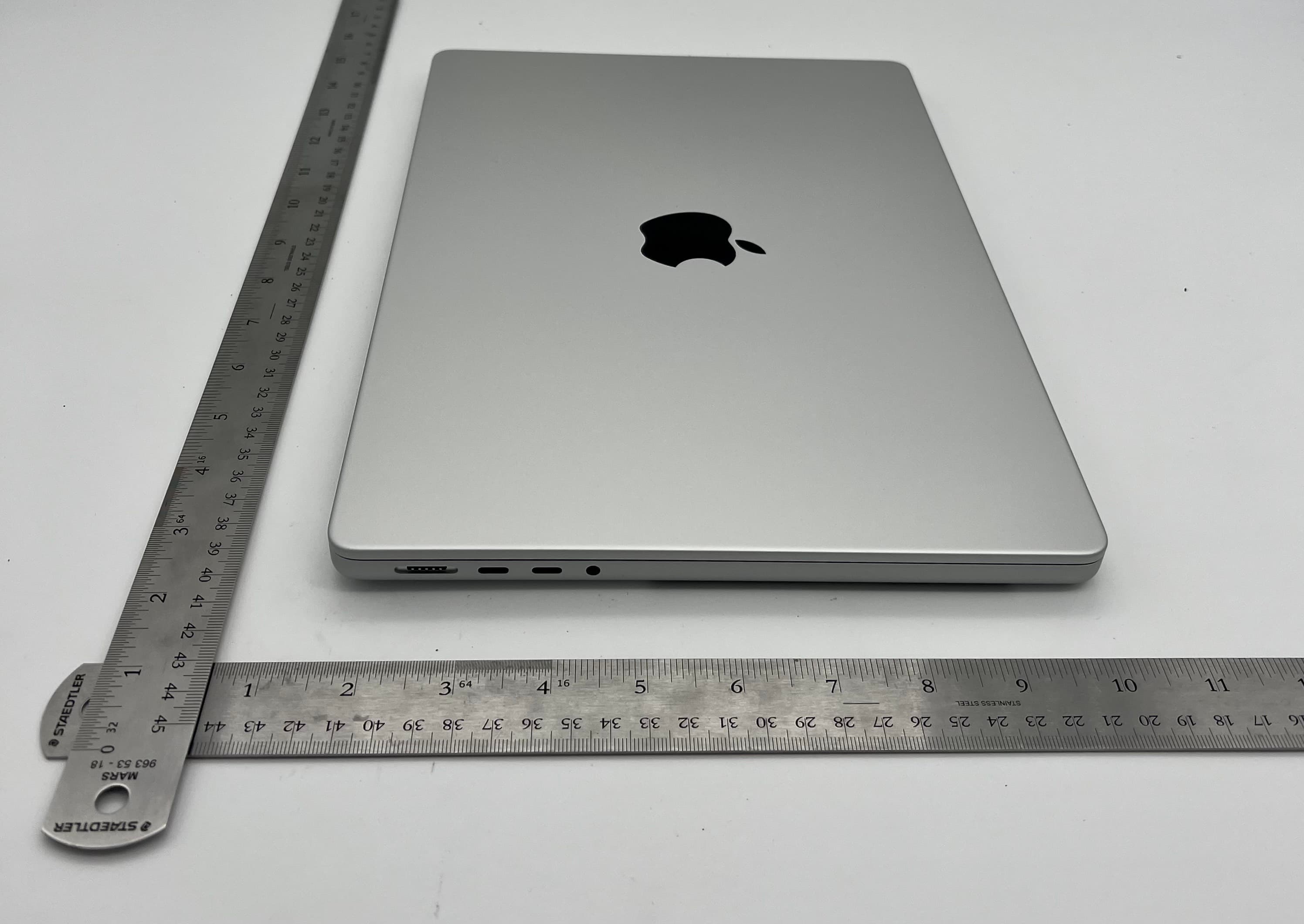 Laptop Computer - FCC ID BCGA2779 - Apple Inc.