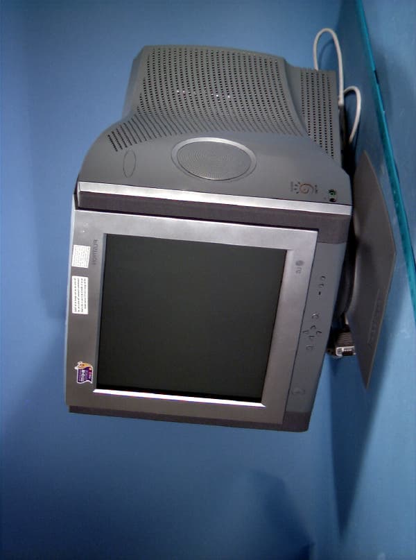 17-inch Color Monitor - FCC ID BEJFM776B - LG Electronics USA, Inc. (1)