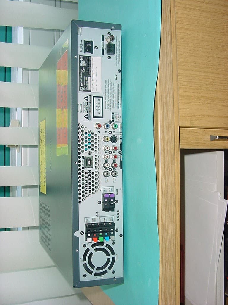 Wireless Home Entertainment System - FCC ID BOUMX6000 - Philips Consumer Lifestyle