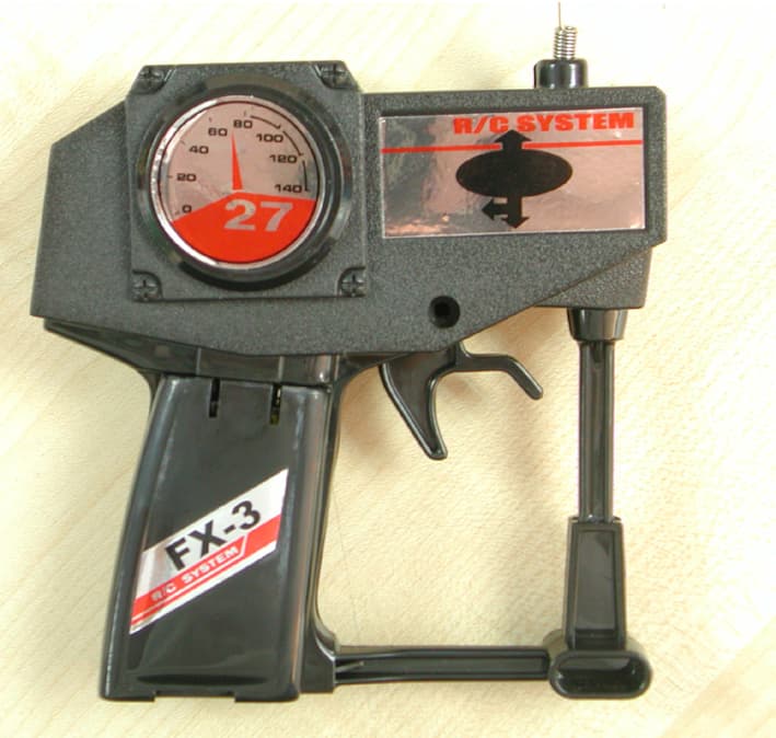 27 MHz TRANSMITTER - FCC ID BY31550-27T - Scientific Toys Ltd (2)