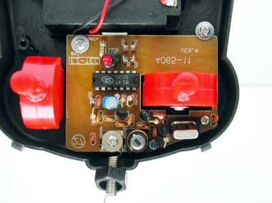 27 MHz WIRELESS  REMOTE CONTROL TOY TRANSMITTER - FCC ID BY3E896 - Scientific Toys Ltd