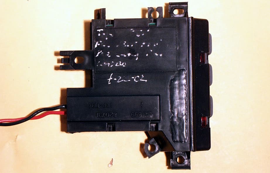 Universal Garage Door Opener - FCC ID CB2825NHL3 - Johnson Controls Interiors L.L.C.