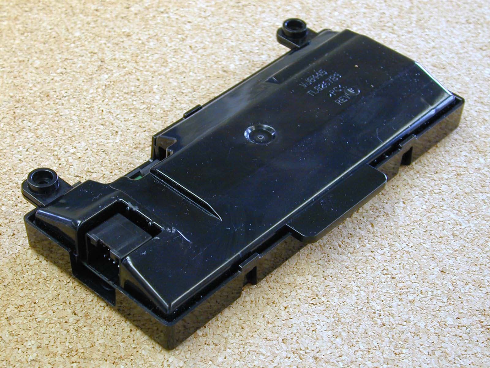 Universal Garage Door Opener - FCC ID CB2CSHL3 - Johnson Controls Interiors L.L.C. (2)