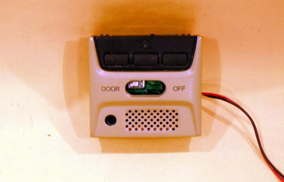 Universal Garage Door Opener - FCC ID CB2HONUAHL3 - Johnson Controls Interiors L.L.C.