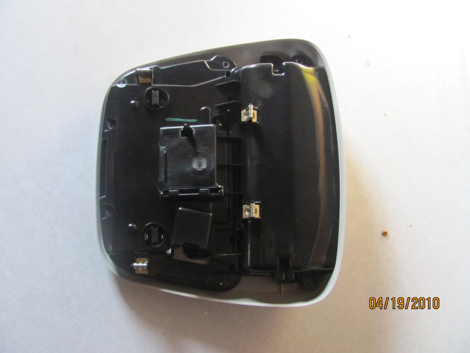 Iniversal Garage Door Opener Transceiver - FCC ID CB2WLHL4 - Johnson Controls Interiors L.L.C. (2)